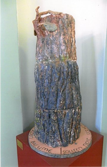 Baumtorso aus Keramik im Historischen Landratsamt in der Behringstra&szlig;e in Nordhausen  (Foto: Heidelore Kneffel)