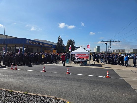 Seit den Mittagsstunden wird bei Schachtbau gestreikt (Foto: privat) Seit den Mittagsstunden wird bei Schachtbau gestreikt (Foto: privat)
