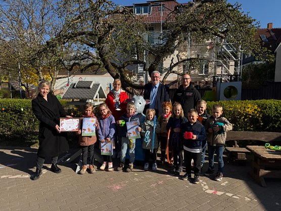 &Uuml;bergabe des Wanderpokals an die "Rappelkiste" (Foto: KSB)