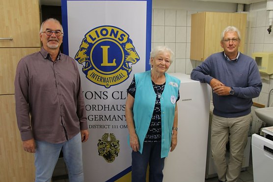 Der Lions Club, hier vertreten durch Ulrich Ebert (rechts) und Ulrich Henne, &uuml;bergaben der Tafel einen brandneuen K&uuml;hlschrank (Foto: agl)