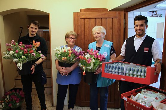 Blumen und Schokohasen passend zum Osterfest kamen heute vom Rewe-Markt in der S&uuml;dharzgalerie (Foto: agl)