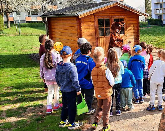 Der Osterhase bei den Kleinen Sp&uuml;rnasen (Foto: Kita Kleine Sp&uuml;rnasen)