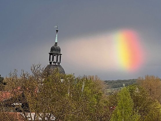 Kirchturmspitze in Sundhausen.  (Foto: Diana Kupfer)