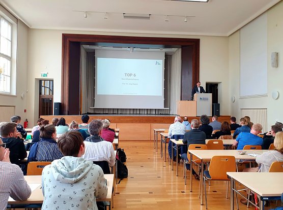 Vorstellung der Mitarbeitendenbefragung bei der Besch&auml;ftigtenversammlung (Foto: Nadine Kathrin Luschnat)