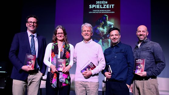 Die neue Spielzeit steht in den Startl&ouml;chern, v.l.: Operndirektor Benjamin Prins, Chefdramaturgin Dr. Juliane Hirschmann, Intendant Daniel Klajner, Ballettdirektor Ivan Alboresi und der Leiter des jungen Theaters, J&ouml;rg Neubauer (Foto: agl)