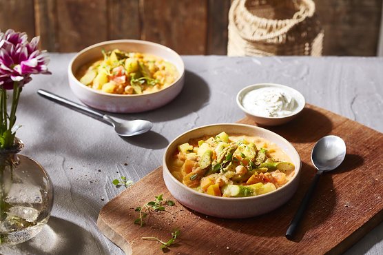  Schmeckt nach Fr&uuml;hling und zeigt, wie vielf&auml;ltig sich gr&uuml;ner Spargel zubereiten l&auml;sst � Kartoffelragout mit gr&uuml;nem Spargel und Kichererbsen.  (Foto: KMG)