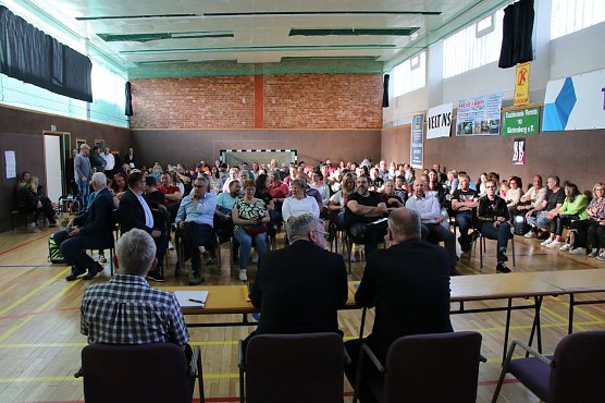 Viele Gäste waren in die Klettenberger Turnhalle gekommen (Foto: agl) Viele Gäste waren in die Klettenberger Turnhalle gekommen (Foto: agl)