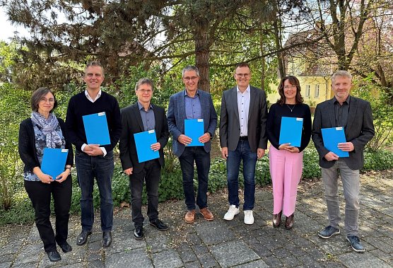 v.l.: Dr.-Ing. Birgit Lustermann, Prof. Dr. Marcus Sch&auml;fer, Prof. Dr. Uwe Saint-Mont, Prof. Dr. Bernd Schwien, Pr&auml;sident Prof. Dr. J&ouml;rg Wagner, Prof. Dr. phil. Cordula Borbe und Fred Wagner (Foto: Tina Bergknapp)