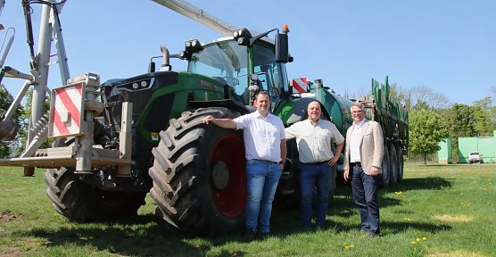 Im Hintergrund High-Tech im Wert von rund 1,5 Millionen Euro, davor (v.l.) Christoph Bier und Dr. Steffen Sendig vom S&uuml;dharzer Landhandel und Karsten Frob&ouml;se, der Leiter der Nordth&uuml;ringer Agentur f&uuml;r Arbeit (Foto: agl)