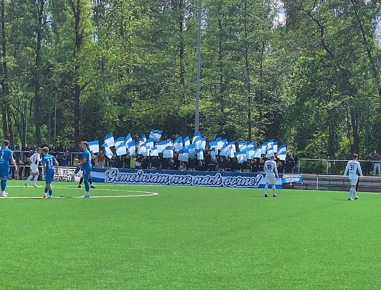 Die Wackerfans wollen wieder nach vorne blicken: der Sieg heute hilft dabei (Foto: H.Reinecke)