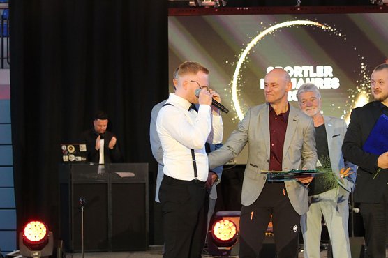 Emotionaler Moment:  Viktor Vollmer gratuliert unter Tr&auml;nen seinem Trainer Frank Pelny zum Titel "Sportler des Jahres" (Foto: oas)