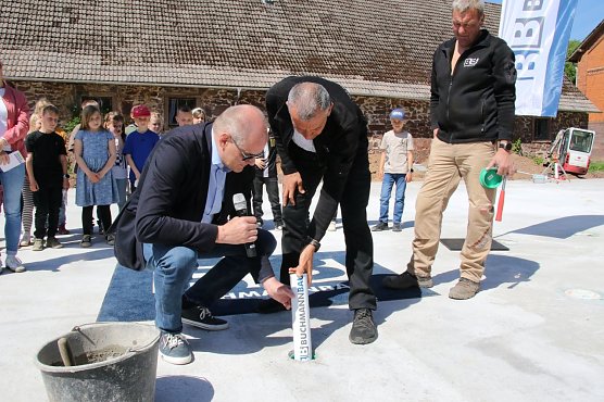 Nach der heutigen Grundsteinlegung soll es z&uuml;gig weiter gehen, in den n&auml;chsten Wochen sollen die Holzw&auml;nde hochgezogen werden (Foto: agl)