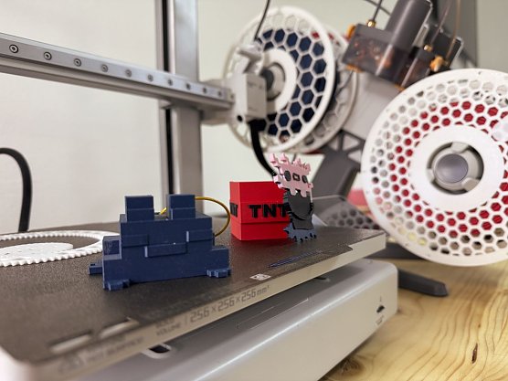 Vom digitalen Bauplan zum fertigen Modell - an der Jugendkunstschule kann man sich inzwischen auch am 3D-Drucker versuchen (Foto: agl)