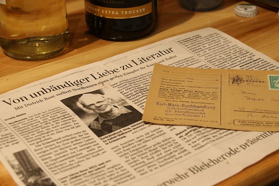 Memorabilien fanden sich nicht nur im Lager, auch einige langj&auml;hrige Kunden brachten Erinnerungsst&uuml;cke zur Buchhandlung (Foto: agl)