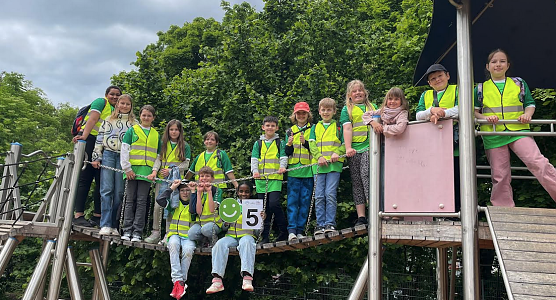 Sicher zu Fu&szlig; - die Sch&uuml;ler der Grundschule Bertold Brecht auf dem 1. "Safety Walk" (Foto: Katja Vopel, Grundschule Bertold Brecht)