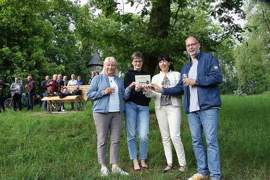 v.l.: die Vorsitzende des F&ouml;rdervereins Park Hohenrode Hannelore Haase mit den amtierenden Rotary Pr&auml;sidentinnen Cornelia Pein und Claudia Neltner sowie Tom Landsiedel, Vorsitzender der B&uuml;rgerstiftung Park Hohenrode (Foto: F&ouml;rderverein Park Hohenrode)