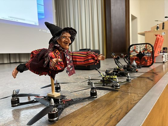An der Hochschule kann man auch der Brockenhexe noch das Fliegen beibringen (Foto: HSN)