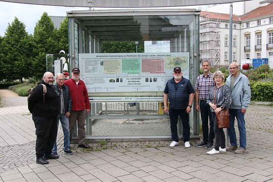 Die Stadt- und G&auml;stef&uuml;hrergilde hat den Glasbau des Zwingers am Mittwoch um eine neue Schautafel bereichert (Foto: agl)