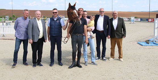 Der "Star" auf diesem Bild hei&szlig;t "Cocodello" und sprang beim Gro&szlig;en Preis von Immenrode auf den zweiten Platz. F&uuml;r die vierte Auflage des Turniers sorgen die Menschen, darunter v.l.: Ralph Mackerodt, Helmut Peter, Nils Neu, Michael Zwingmann, Julia Mackerodt-Zwingmann, Landrat Matthias Jendricke und Sportkoordinator Werner H&uuml;tcher (Foto: agl)