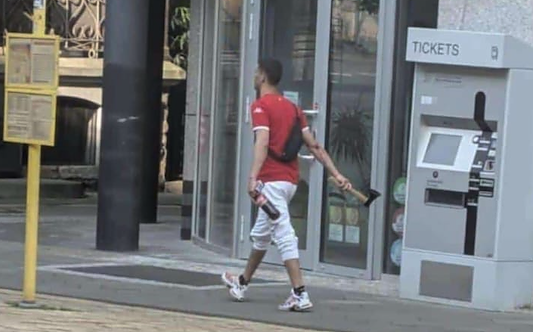 Mann mit Axt in der Bahnhofstra&szlig;e (Foto: privat)