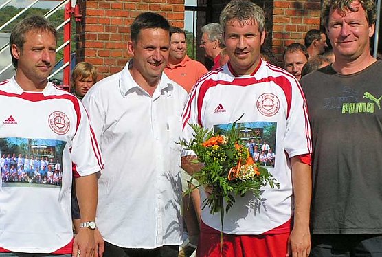 (v.l.n.r.): J&uuml;rgen Rieger, Pr&auml;sident Bernd Sch&uuml;tz, Sven Spange Spangenberg, Trainer Silvio B&ouml;hm (Foto: FSG)