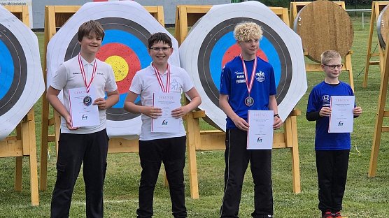 Tim (2.v.l.) hatte im Mai allen Grund zu strahlen (Foto: S.Helbing)