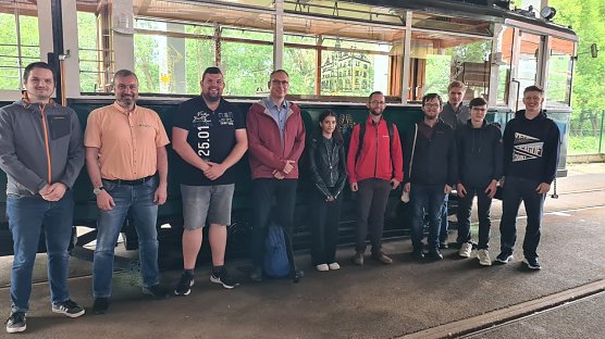 Die Teilnehmer der Fachexkursion im Stra&szlig;enbahndepot (Foto: Verkehrsbetriebe Nordhausen)