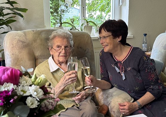 Else Ernst wurde 103 Jahre jung. rechts neben ihr gratuliert Hildegard Seidel  (Foto: Stadtverwaltung Nordhausen)