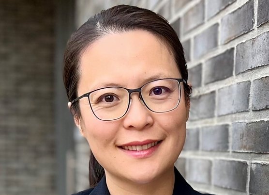 Prof. Dr.-Ing. Jiayi Wang, Professorin f&uuml;r Elektrotechnik/Leistungselektronik an der Hochschule Nordhausen, leitet das Forschungsprojekt KIMobil zur KI-gest&uuml;tzten Regelung von BLDC-Motoren f&uuml;r Mobilit&auml;tshilfen. (Foto: HSN)