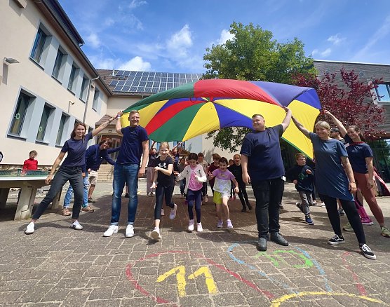 P&auml;dagoginnen und P&auml;dagogen mit Kindern beim Schulfest der Evangelischen Grundschule Nordhausen auf dem Schulhof (Foto: Uta Sophie Halbritter )