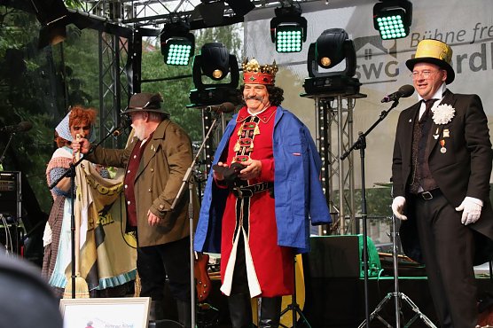 Der scheidende Roland geht reich beschenkt von der B&uuml;hne (Foto: agl)