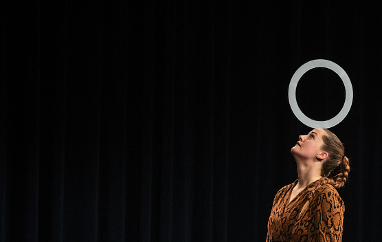 Kathrin Wagner zeigt ihr Programm "I WAS told" im Zappelini-Zelt (Foto: Matthias Ziemer) Kathrin Wagner zeigt ihr Programm "I WAS told" im Zappelini-Zelt (Foto: Matthias Ziemer)