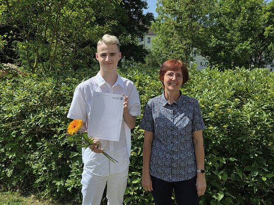  Tim Dambor erh&auml;lt die besten Gl&uuml;ckw&uuml;nsche zur bestandenen Pr&uuml;fung von seiner Ausbilderin Astrid Meurer. Sie w&uuml;nscht ihm f&uuml;r seine Zukunft alles erdenklich Gute. (Foto: Stadtwerke Nordhausen)