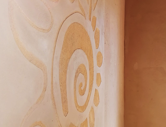 Künstlerische Wanddekortation mit Lehmverputz (Foto: Stephanie Aurin) Künstlerische Wanddekortation mit Lehmverputz (Foto: Stephanie Aurin)