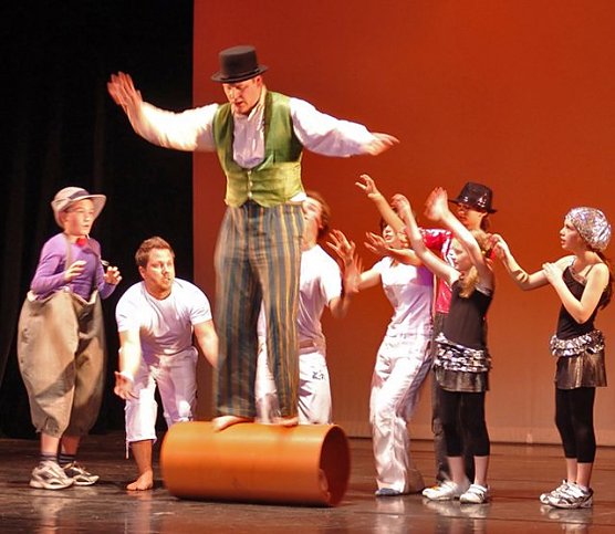 Zirkusshow zum Kindertag (Foto: A. Hillmann ) Zirkusshow zum Kindertag (Foto: A. Hillmann )