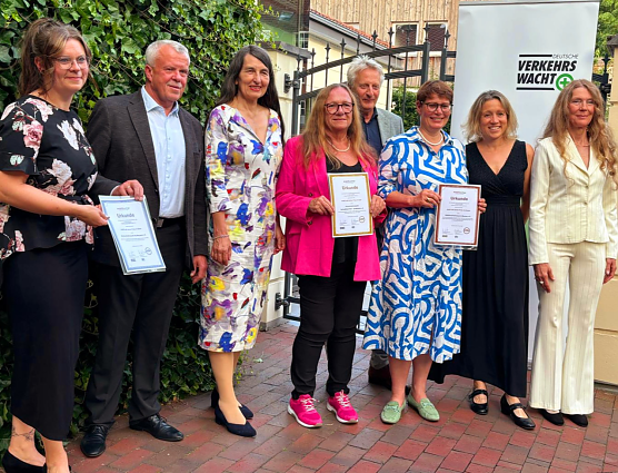 Preisverleihung in L&uuml;neburg: ganz links Carolin Sobik und Olaf Salomon von der Nordh&auml;user Kreisverkehrswacht (Foto: KVW)