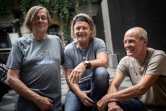Das Akustik Trio spielt Folk, Rock, Blues und Chanson (Foto: Paul Bartsch)