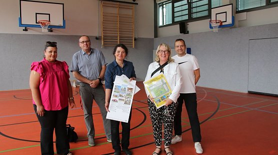 Alte Halle in neuem Gewand; das Programm zum diesj&auml;hrigen Tag der Architektur wurde in der Sporthalle am Berufsschulzentrum vorgestellt. v.l.: Renate M&uuml;ller, Architektin im Landratsamt, der stellvertretende Schulleiter Mathias Wiegleb, Architektin Pia Wienrich, SWG-Chefin Inge Klaan und Architekt Tobias Winkler (Foto: agl)