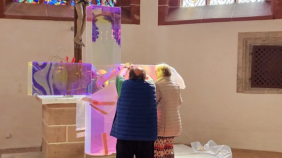 Ludger Hinse bei der H&auml;ngung des Lichtkreuzes Nr. 1 in der Blasiikirche Nordhausen (Foto: Regina Englert, Kirchenkreis S&uuml;dharz)