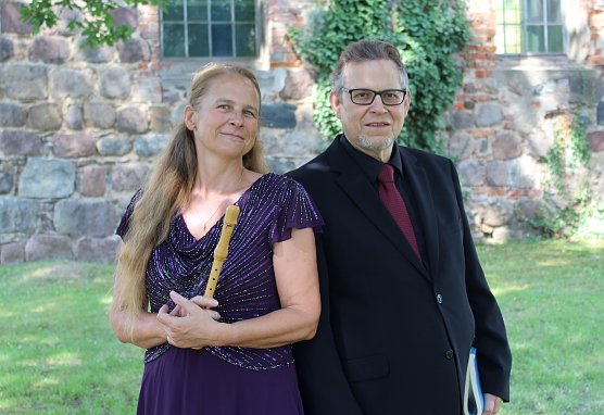 Martin Stephan aus Wiehe und die renommierte Blockfl&ouml;ten-Virtuosin Susanne Ehrhardt aus Berlin (Foto: R.Englert)