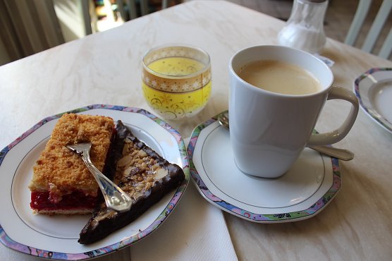 Abschied mit leckerer Nussecke, Kirschkuchen und Kaffee (Foto: emw)