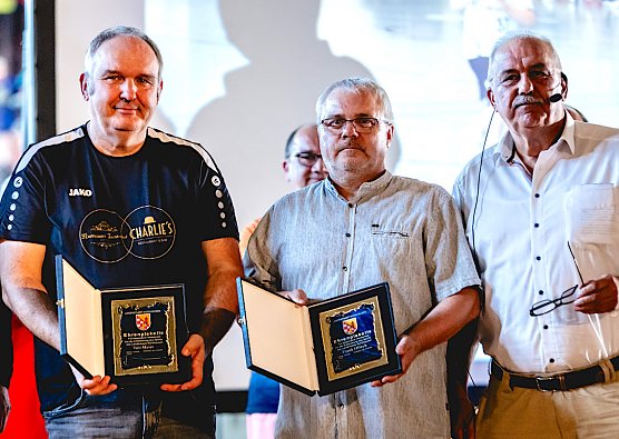 Werner H&uuml;tcher zeichnet Frank Ollech und Veit Meier mit der Ehrenamtsplakette aus (Foto: C.Keil)