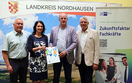 Kooperationsvertrag im Landratsamt unterzeichnet (Foto: J.Piper) Kooperationsvertrag im Landratsamt unterzeichnet (Foto: J.Piper)