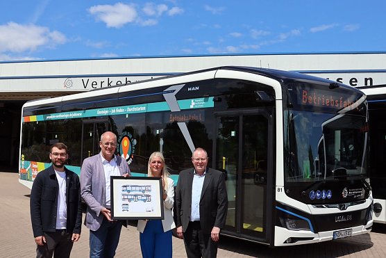 Das Regionalmanagement Perspektive Nordth&uuml;ringen wirbt ab jetzt auf einem neuen Elektro-Bus der Verkehrsbetriebe Nordhausen f&uuml;r die Jobb&ouml;rse (Foto: Pressestelle Landratsamt)