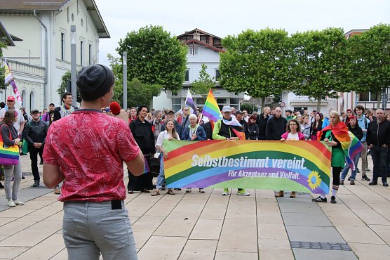 Auf dem Bahnhofsplatz kamen laut Veranstalter rund 250 Menschen zusammen (Foto: agl)