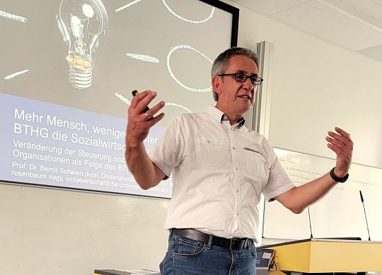 Prof. Dr. Bernd Schwien bei seinem letzten Vortrag im Rahmen der HSN-Impulse. (Foto: Nicola Bargfrede)