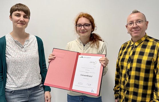 Die Lehrkr&auml;fte des Sprachenzentrums, Franziska Koppe und Maurice Roche &uuml;bergeben die Urkunde an die Preistr&auml;gerin Eva Pfeilmeier. (Foto: Nadine Kathrin Luschnat)