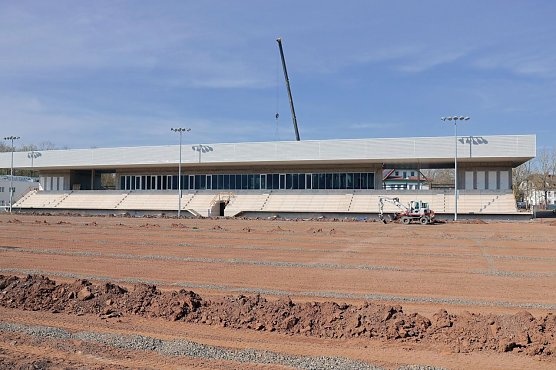 Schon ein St&uuml;ck weiter als noch auf diesem Foto ist der Rasenplatz im AKS inzwischen (Foto: nnz Archiv)