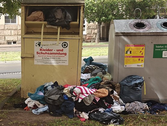 Trauriger Zustand an den Altkleidercontainern in der Nordh&auml;user T&ouml;pferstra&szlig;e (Foto: Peter Blei)