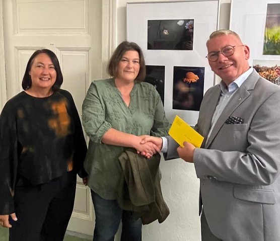  Susanne Hinsching (l.) und Oliver W&ouml;nnmann (r.) begl&uuml;ckw&uuml;nschen eine Preistr&auml;gerin des Fotowettbewerbs (Foto: &copy;Stadtverwaltung Nordhausen)